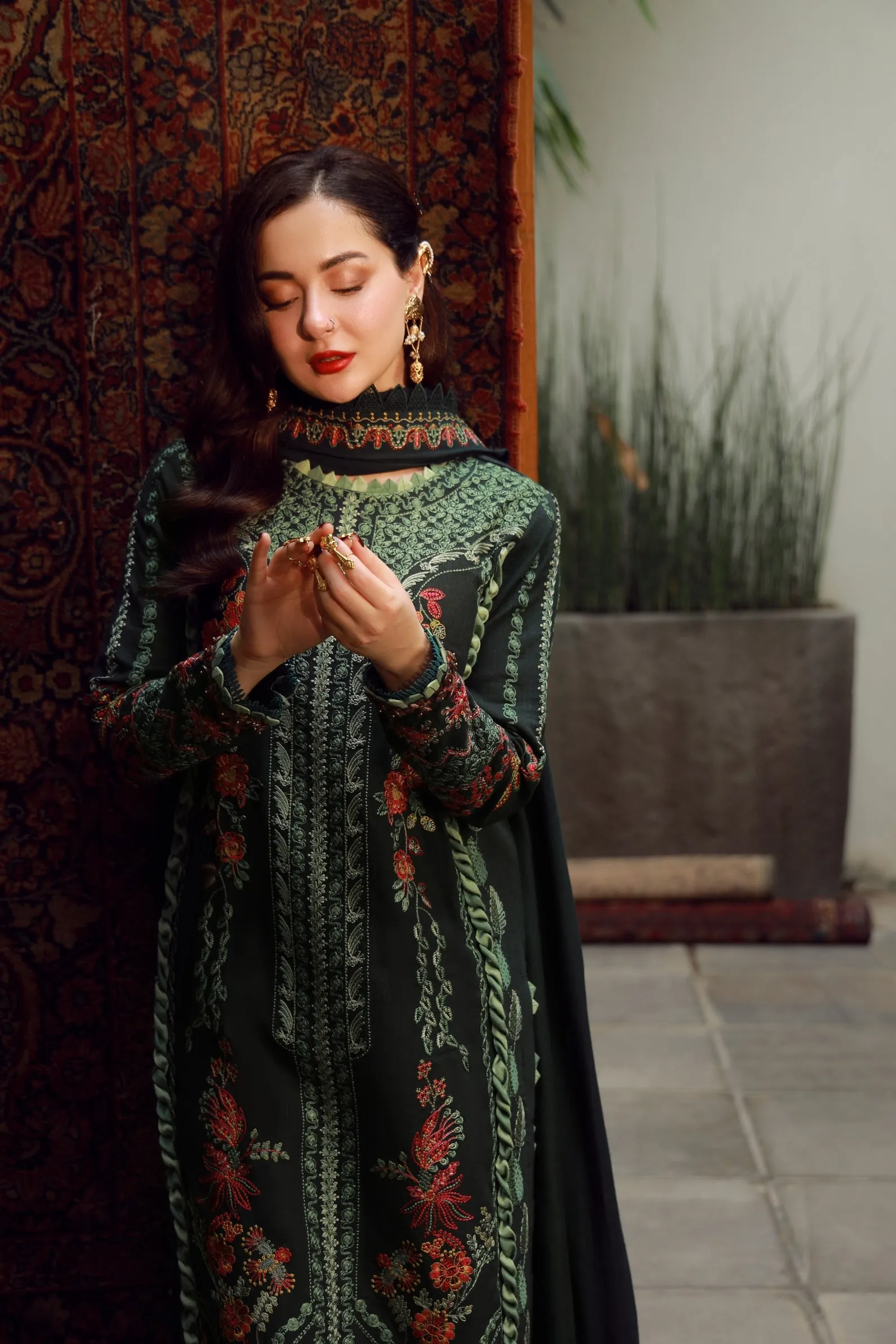 Maryam Hussain Winter Shawl 25 - Almas